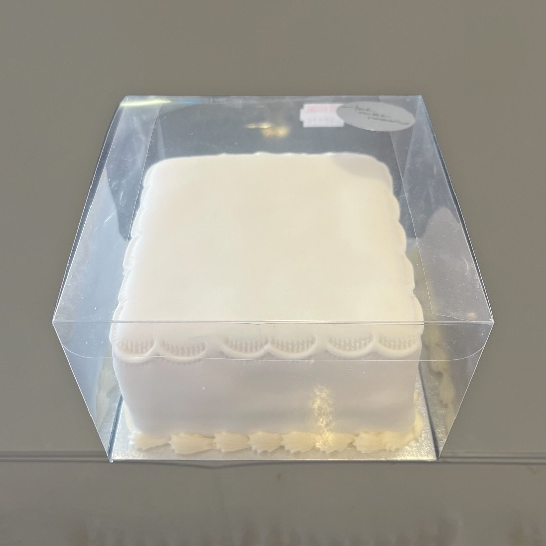 White sugar paste counter cake