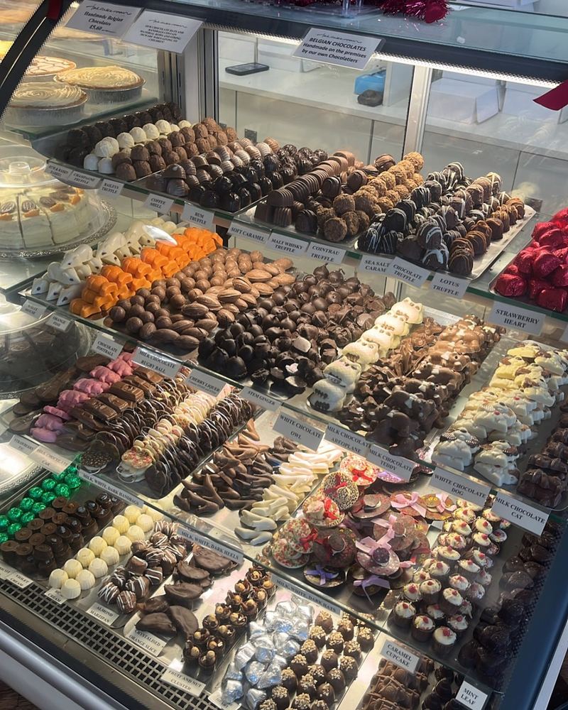 Chocolate counter display cabinet