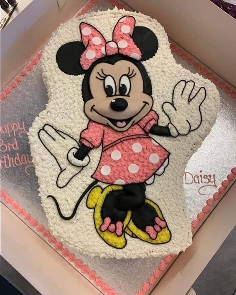 Minnie Mouse cutout cake