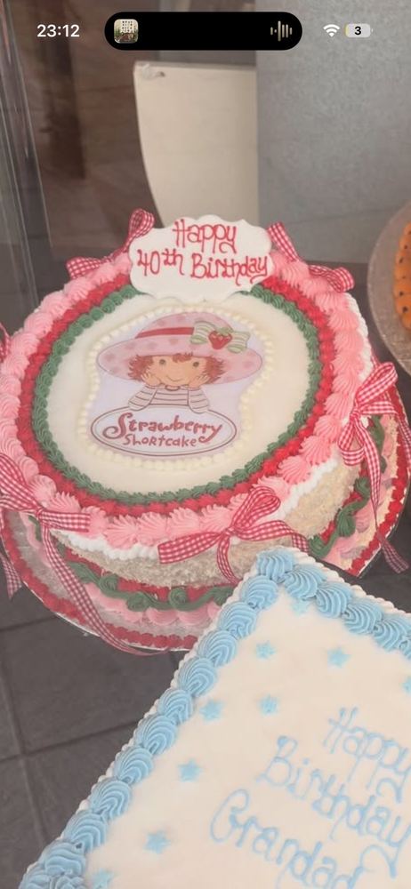 Lambeth cake with layered piping and bows
