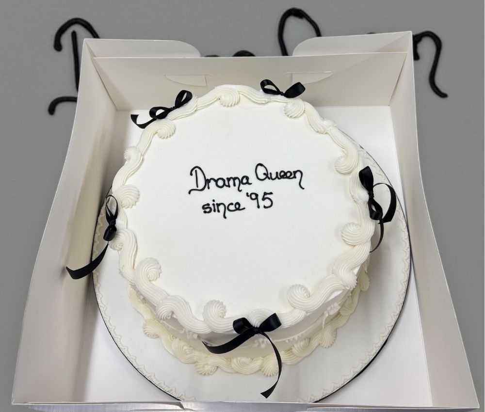 Round white Lambeth cake with black bows